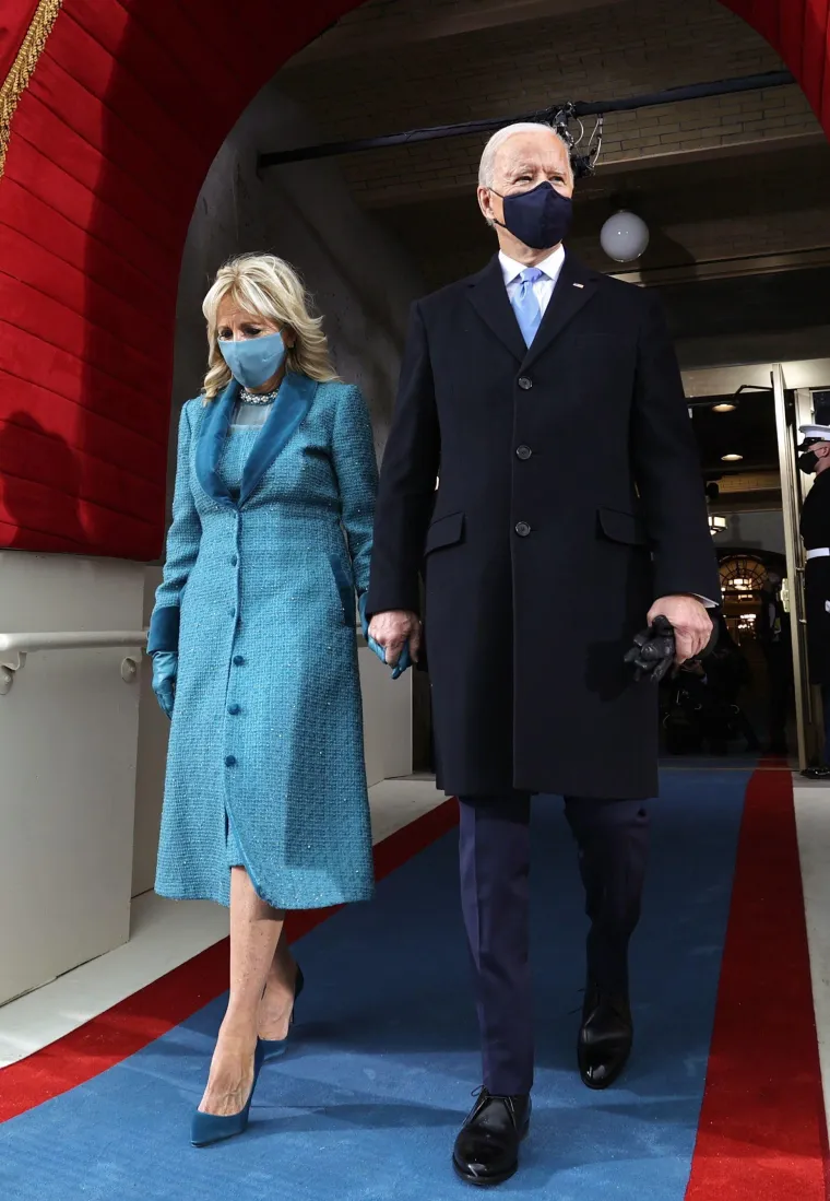 Jill Biden oduševila je na inauguraciji Joea Bidena odabirom elegantnog kompleta njujorškog brenda Markarian u prekrasnoj tirkizno plavoj nijansi, koji je izazvao lavinu pozitivnih reakcija.