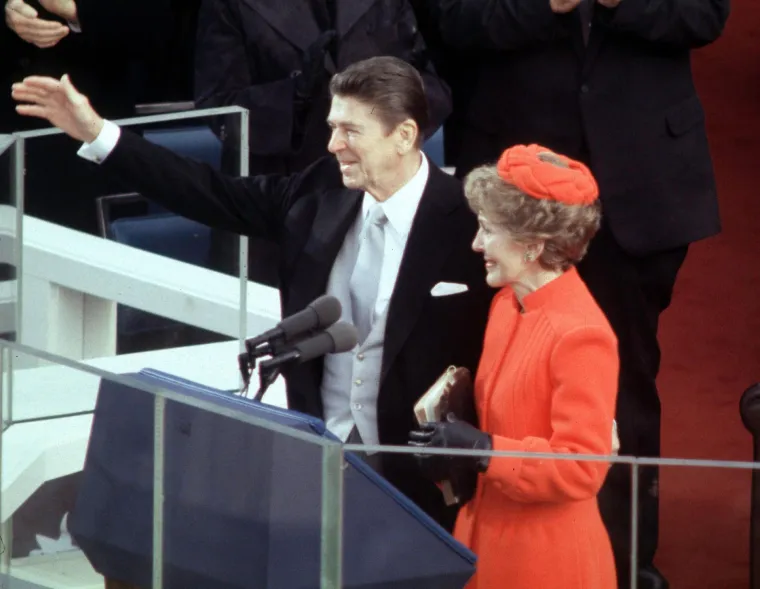 Nancy Reagan nije zazirala od mogućnosti da zasjeni supruga na fotografijama – naprotiv, odvažno je istaknula svoju snagu i karizmu. U upečatljivoj crvenoj haljini i s originalnim šeširom u obliku pletenice, osvojila je modne kritičare.
