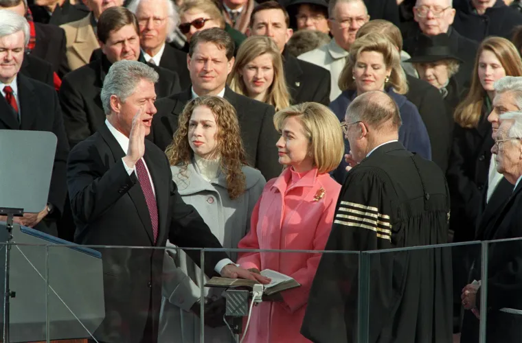 Hilary Clinton pokazala je hrabrost kada je za inauguraciju supruga Billa odabrala neobičnu i dotad neuobičajenu ružičastu boju. Njezin outfit činila je haljina s visokim ovratnikom, usklađena s kaputom iste nijanse, dok je bež rukavicama i cipelama elegantno zaokružila cijeli dojam.