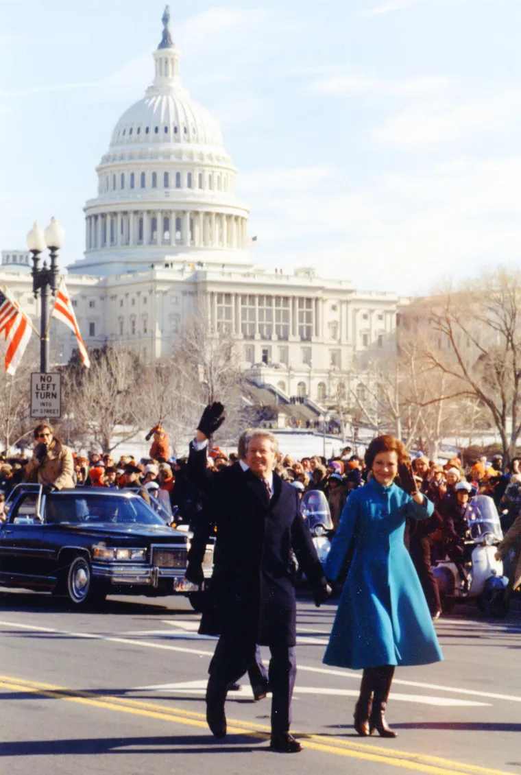 U duhu sedamdesetih, Rosalynn Carter, supruga američkog predsjednika Jimmyja Cartera, na inauguraciji 1977. godine odabrala je plavi kaput midi duljine koji je vješto kombinirala sa smeđim čizmama. Tim modnim odabirom jasno je pokazala da itekako prati trendove tog vremena.