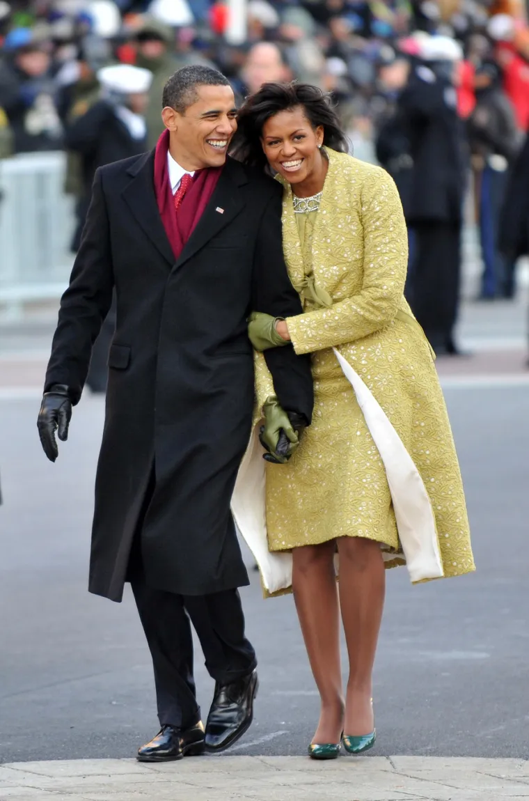 Michelle Obama bila je prva dama koja se odvažila nositi žutu boju, a odabrala je  komplet ukrašen svjetlucavim perlicama. Uz upečatljivu haljinu i kaput koji su plijenili pažnju, svoj stajling upotpunila je raskošnom dijamantnom ogrlicom koja je dodatno naglasila cijeli look.