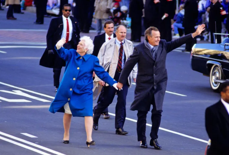 Barbara Bush oduševila je sve prisutne na inauguraciji supruga Georgea tako što je plavu boju vratila u središte pozornosti. Preko bijele haljine, koju je uparila s bijelim rukavicama, nosila je kaput u denver plavoj nijansi, ukrašen zlatnim gumbima koji su upotpunili profinjen dojam.