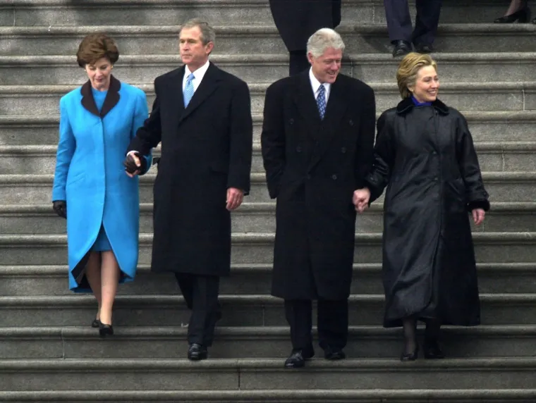 Laura Bush zračila je elegancijom 2001. godine na inauguraciji supruga Georgea W. Busha, odabravši još jedan upečatljiv plavi kaput. Ovoga puta, kaput je bio ukrašen krznenim ovratnikom, što je njezinom izgledu dalo dodatnu notu profinjenosti.