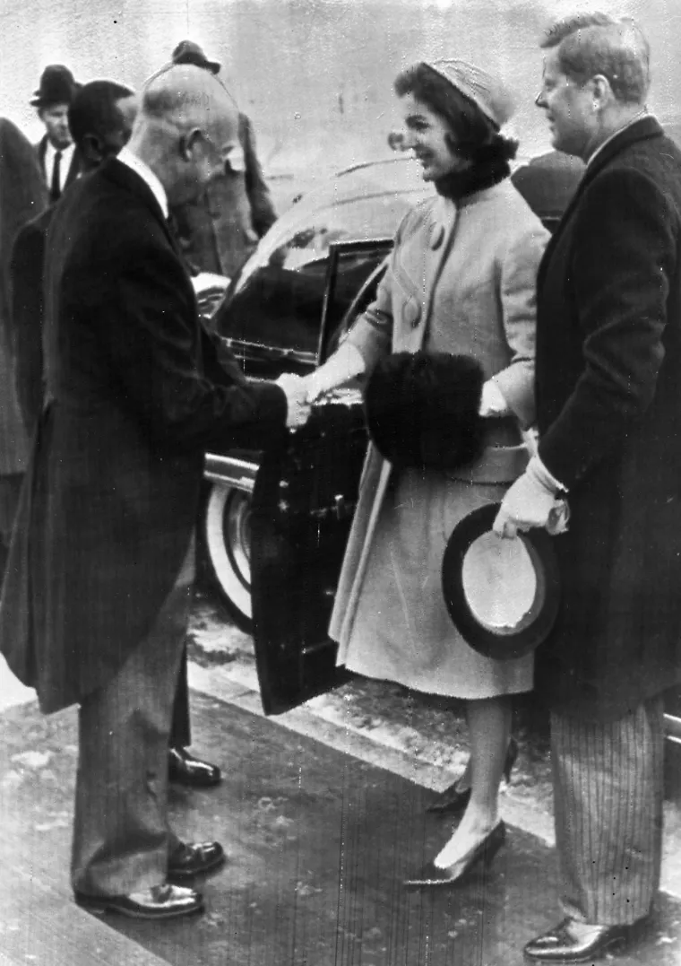 Jackie Kennedy, trendseterica svog vremena, postavila je standard plavih modnih kombinacija. Na inauguraciji svog supruga 1967. godine, zasjala je u svijetloplavom kaputu A-kroja s velikim gumbima, koji je upotpunila šarmantnom tokicom. Ovaj je outfit odmah postao inspiracija ženama diljem svijeta koje su ga poželjele kopirati.