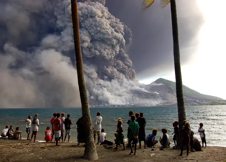 12. Papua Nova Gvineja: Smještena u Tihom oceanu, Papua Nova Gvineja suočava se s čestim potresima, tsunamijima i vulkanskim erupcijama. 
