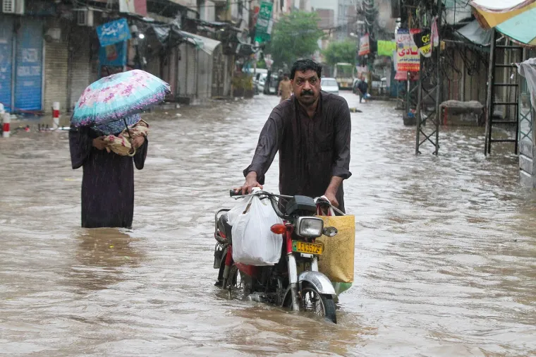 10. Pakistan: Stanovništvo Pakistana suočava se s ekstremnim poplavama, poput onih iz 2022. godine, kada je trećina zemlje bila pod vodom.