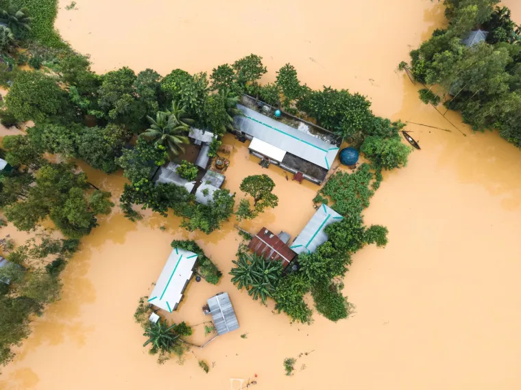 9. Bangladeš: Ova siromašna zemlja često se suočava s ciklonima, riječnim poplavama i erozijom zbog svog položaja blizu Bengalskog zaljeva. 