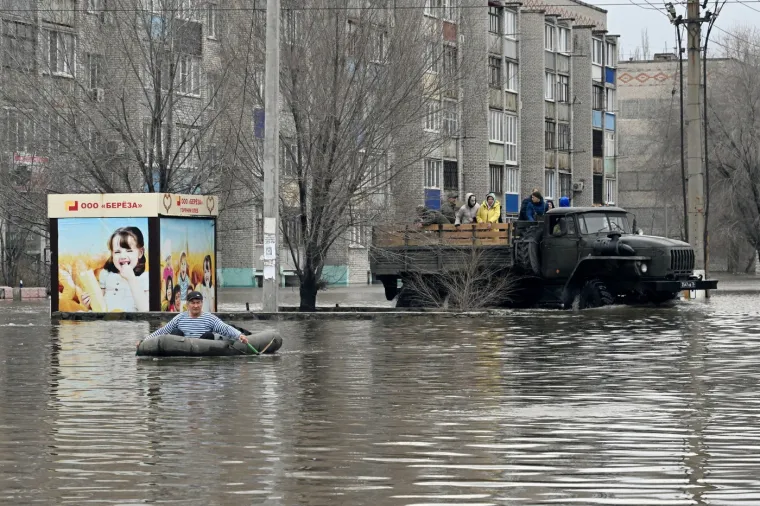 Klimatske promjene ubrzavaju ove rizike, posebno u sjevernim regijama, utječući na ekosustave i lokalne zajednice.