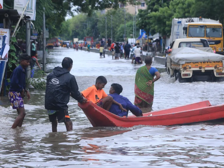 Poplave u slivovima Gangesa i Brahmaputre, uz klizi&scaron;ta u Himalaji, pogađaju milijune ljudi. Brza urbanizacija i lo&scaron;a infrastruktura dodatno povećavaju osjetljivost na prirodne katastrofe.