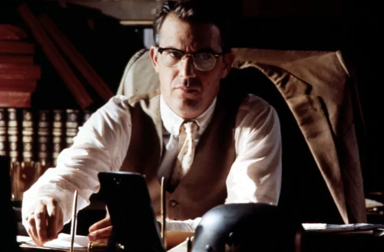 Inače, Kevin je započeo filmsku karijeru početkom 1980-ih, no međunarodnu slavu stekao je ulogom Eliota Nessa u filmu &quot;The Untouchables&quot; (1987.). Slijedile su zapažene uloge u filmovima poput &quot;Bull Durham&quot; (1988.), &quot;Field of Dreams&quot; (1989.) i &quot;Dances with Wolves&quot; (1990.), za koji je osvojio Oscare za najbolji film i najboljeg redatelja. 