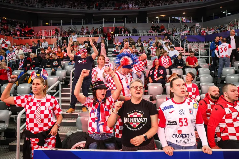 Arenu Zagreb standardno su napunile simbolične kockice. Navijači su do&scaron;li bodriti hrvatske rukometa&scaron;e