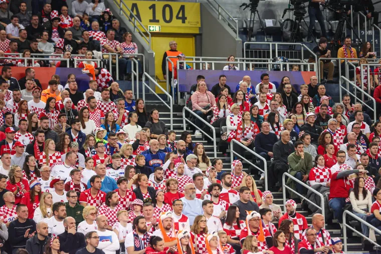 Gdje god da pogleda&scaron; hrvatski su navijači bili obučeni u simbolične kockice 