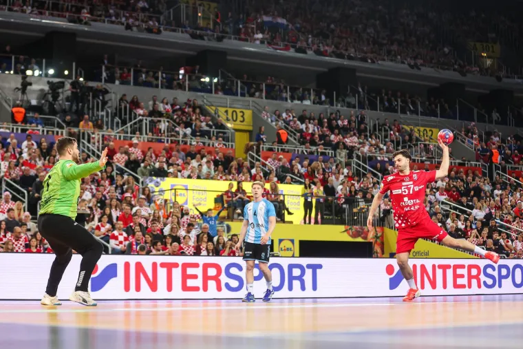 Ljuto lice Sigurdssona, slavlje Kuzmanovića, a jedan je detalj &scaron;okirao sve u dvorani