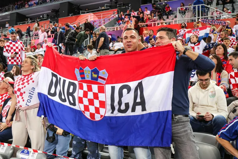 Ljuto lice Sigurdssona, slavlje Kuzmanovića, a jedan je detalj &scaron;okirao sve u dvorani