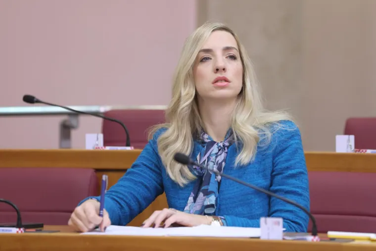 Na njezinoj službenoj stranici piše i kako je završila poslijediplomski studij. &apos;&apos;Poslijediplomski sveučilišni doktorski studij Nova ekonomija&quot; upisala sam 2013. godine, tijekom kojeg sam objavljivala znanstvene i stručne radove te sudjelovala na znanstvenim i stručnim skupovima. Obranom doktorske disertacije Uspostava modela gospodarske diplomacije za razvoj hrvatskog gospodarstva&quot; 2016. godine stekla sam titulu doktorice znanosti iz područja ekonomije. Predavač iz područja ekonomije postajem u 2018. godini&apos;&apos;, stoji na stranici. 