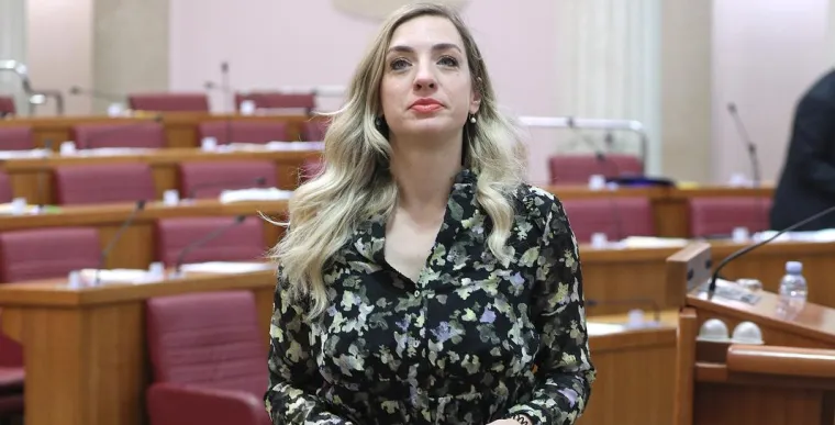 Iako su njezini politički prijedlozi i ideje na stolu, ono po čemu je Radolović također postala prepoznatljiva jest njezin stil. Naime, Radolović je među najodlikovanijim političarkama u Hrvatskoj kada je riječ o stilu odijevanja. Osim što je uvijek besprijekorno dotjerana, poznata je po tome što u saborskim klupama najčešće nosi haljinice u živim bojama. 
