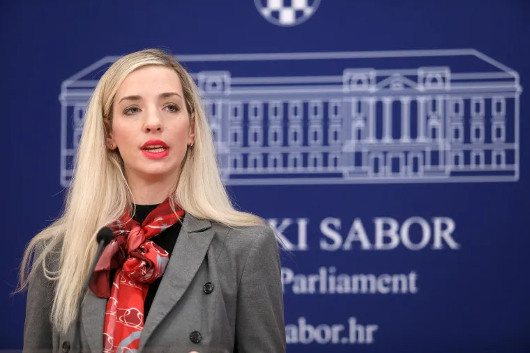 U Sabor ušetala poput Viktorijinih anđelica: Znate li tko je SDP-ova plavuša?