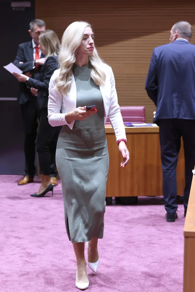U Sabor ušetala poput Viktorijinih anđelica: Znate li tko je SDP-ova plavuša?