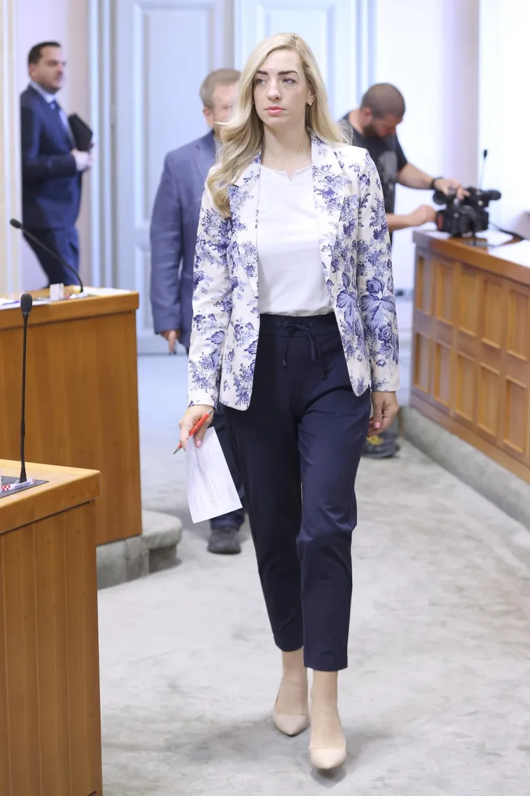 U Sabor ušetala poput Viktorijinih anđelica: Znate li tko je SDP-ova plavuša?