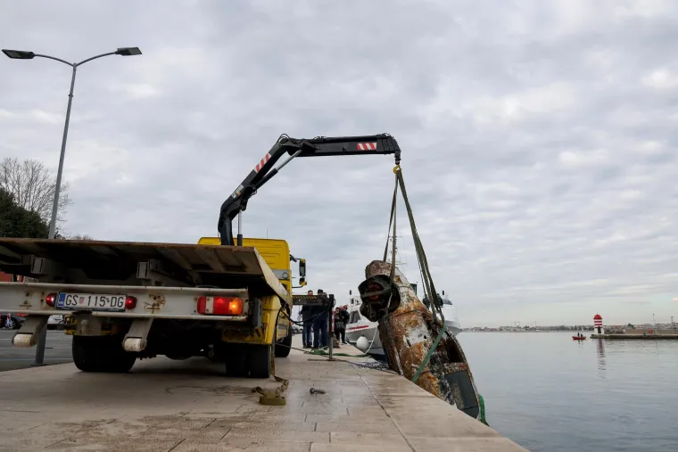 Auto je iz mora izvađeno uz pomoć ronioca, &apos;padobrana&apos; te vučne službe.