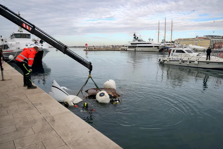 Punih 18 godina &Scaron;koda Fabia bila je u moru. Sad su je napokon izvukli. Pogledajte kako izgleda