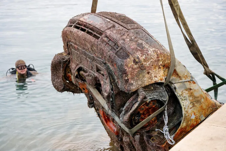 Punih 18 godina &Scaron;koda Fabia bila je u moru. Sad su je napokon izvukli. Pogledajte kako izgleda