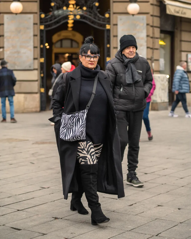 Među mnogima izdvojila se još jedna žena s odjevnom kombinacijom crno-bijelog zebrastog uzorka koja razveseljava hladne dane.