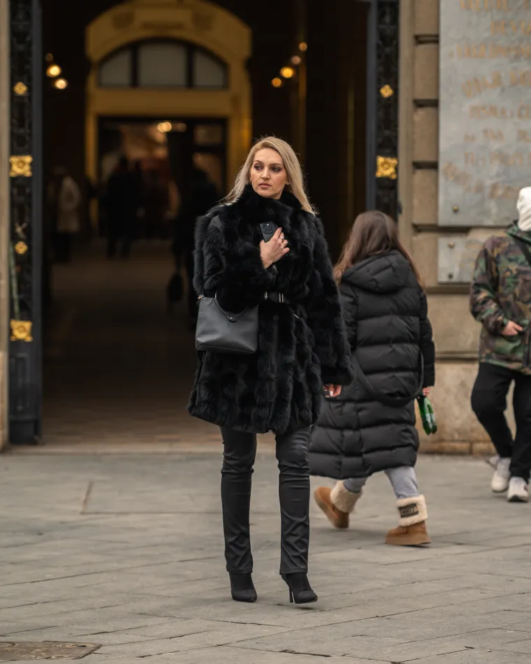 Marina Opačak Bilić, bivša saborska zastupnica, osim po politici, poznata je i po zanimljivim outfitima, a ove subote se prošetala centrom Zagreba u crnoj odjevnoj kombinaciji, u kojoj se posebno istaknula crna krznena bunda.