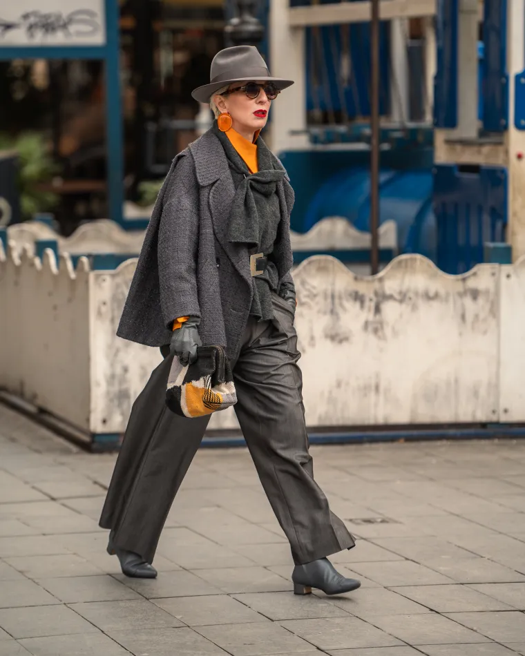  Među svima najviše se istaknula žena u sivo-žutoj elegantnoj zimskoj kombinaciji. Šešir, torbica i žuti detalji podigli su cijeli outfit.