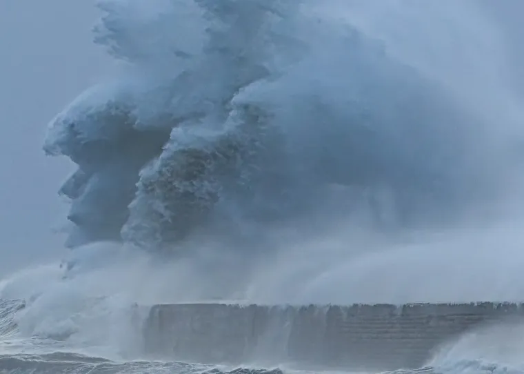 Na obali Engleske, uz plažu Seaham u okrugu Durham, u velikom valu primijećen je neobičan oblik koji podsjeća na lice Donalda Trumpa. Fotograf Neil Rutherford snimio je valove tijekom olujnog vremena, a pri obradi fotografija primijetio je da jedan od njih nevjerojatno podsjeća na prepoznatljiv profil američkog predsjednika, uključujući njegovu karakterističnu frizuru.
