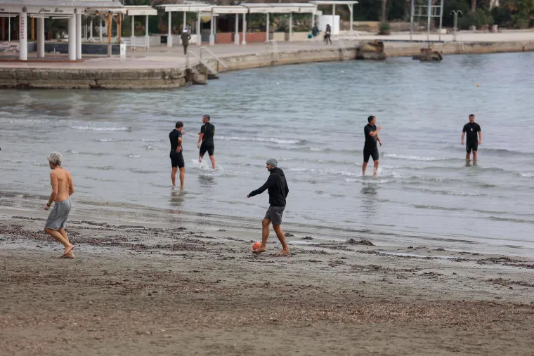 Ovo mogu samo Splićani! Pogledajte kako izgleda picigin i nogomet usred zime