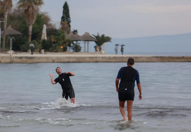 Ovo mogu samo Splićani! Pogledajte kako izgleda picigin i nogomet usred zime