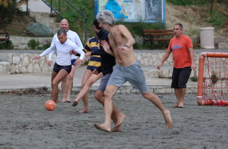 Ovo mogu samo Splićani! Pogledajte kako izgleda picigin i nogomet usred zime