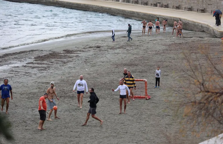 Ovo mogu samo Splićani! Pogledajte kako izgleda picigin i nogomet usred zime
