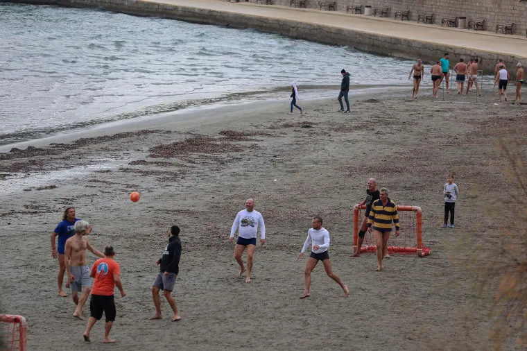 Ovo mogu samo Splićani! Pogledajte kako izgleda picigin i nogomet usred zime
