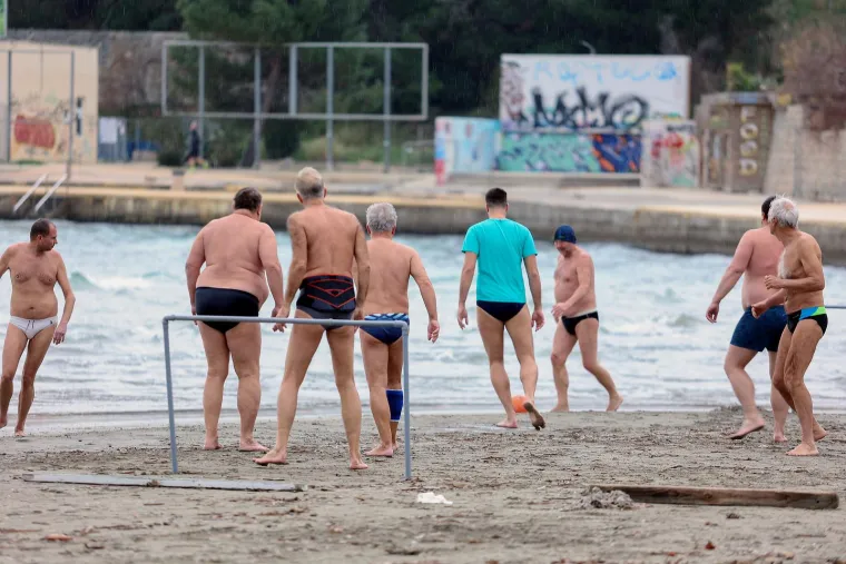 Ovo mogu samo Splićani! Pogledajte kako izgleda picigin i nogomet usred zime