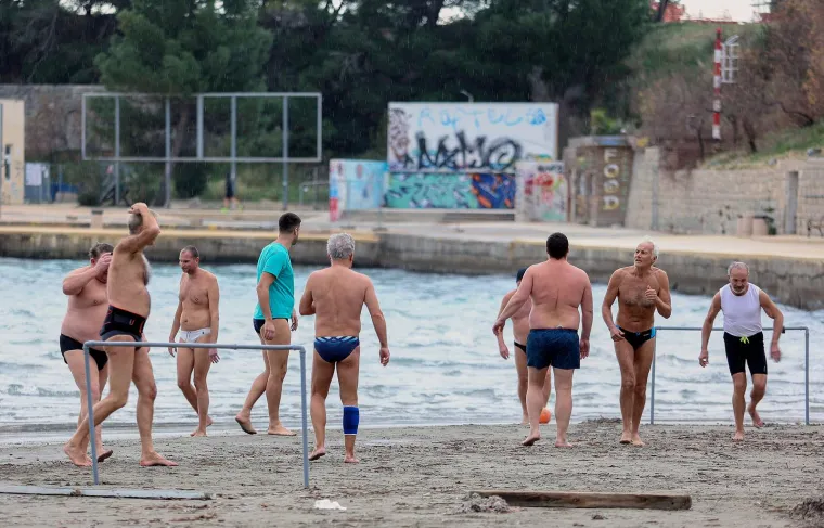 Ovo mogu samo Splićani! Pogledajte kako izgleda picigin i nogomet usred zime