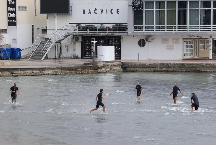 Ovo mogu samo Splićani! Pogledajte kako izgleda picigin i nogomet usred zime