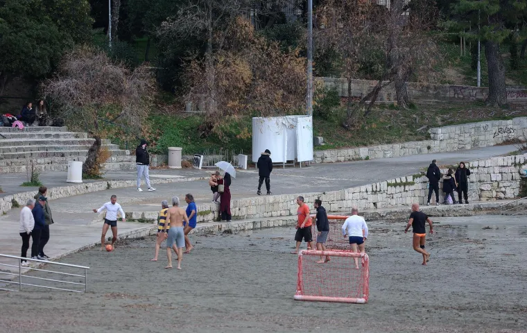 Ovo mogu samo Splićani! Pogledajte kako izgleda picigin i nogomet usred zime