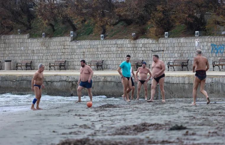 Ovo mogu samo Splićani! Pogledajte kako izgleda picigin i nogomet usred zime