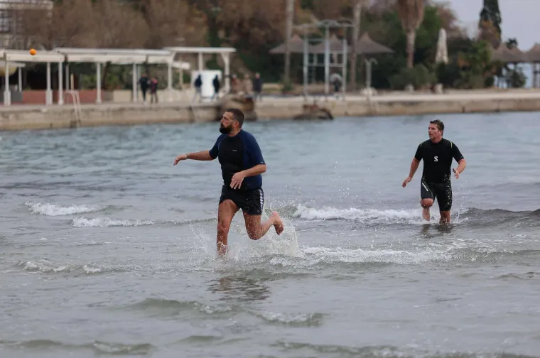 Ovo mogu samo Splićani! Pogledajte kako izgleda picigin i nogomet usred zime