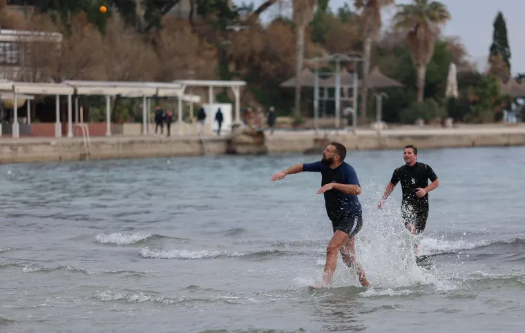 Ovo mogu samo Splićani! Pogledajte kako izgleda picigin i nogomet usred zime