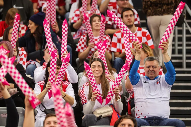 Kakav spektakl u Zagrebu! Kockice sa svih strana, hrvatski navijači okupirali Arenu