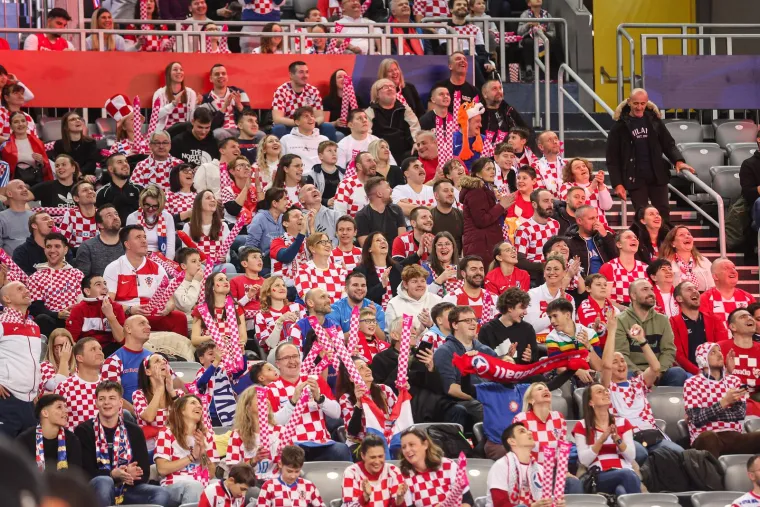 Kakav spektakl u Zagrebu! Kockice sa svih strana, hrvatski navijači okupirali Arenu