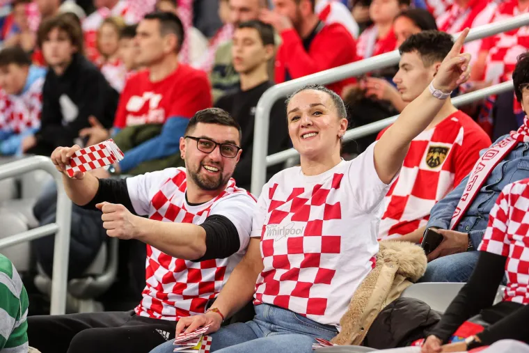 Kakav spektakl u Zagrebu! Kockice sa svih strana, hrvatski navijači okupirali Arenu