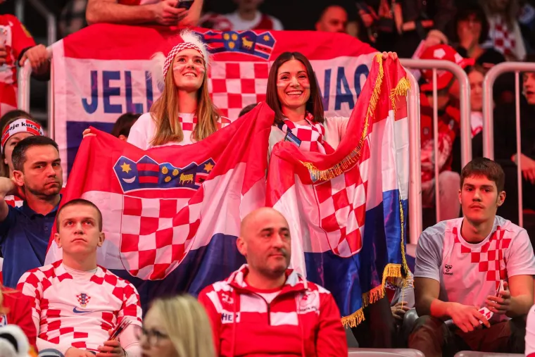 Kakav spektakl u Zagrebu! Kockice sa svih strana, hrvatski navijači okupirali Arenu