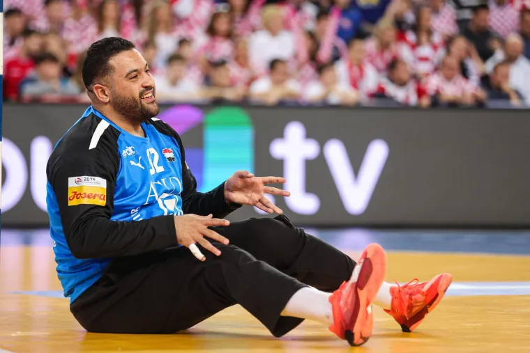 Odličnu utakmicu igra vratar egipta Aly. Samo u prvom poluvremenu je skupio osam obrana