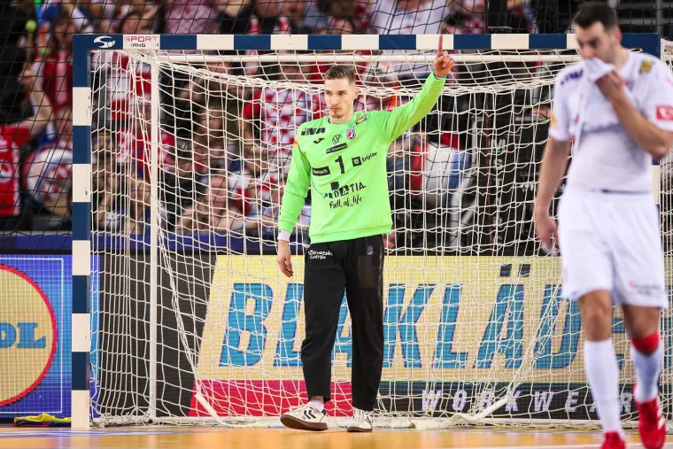 Jedna od najjačih uzdanica Hrvatske je i najbolji igrač obje na&scaron;e prve utakmice, vratar Dominik Kuzmanović.