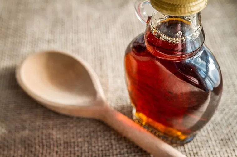 4. Javorov sirup: Iako lažni javorov sirup ima rok trajanja, pravi sirup nema. Ako nije otvoren, može trajati zauvijek.