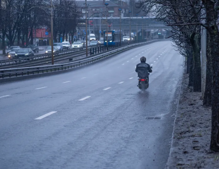 Ako se za dostavu koriste motociklima ili biciklima, još su izloženiji rizicima i opasnostima, kao i posljedicama loših vremenskih uvjeta.